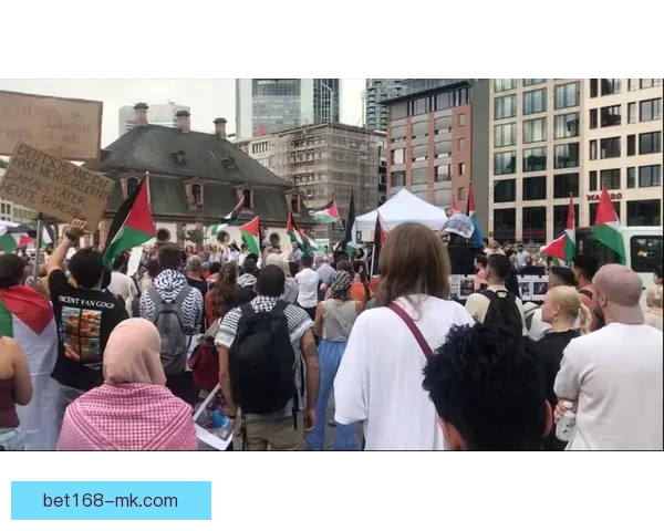 艾维街头演讲引关注 手持麦克风与路人分享独到见解与生活感悟