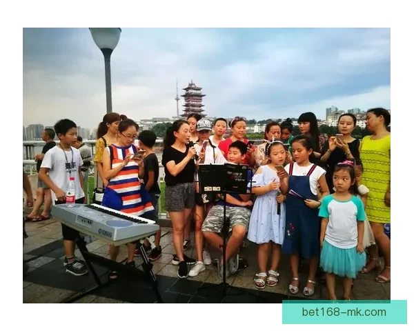 艾维街头演讲引关注 手持麦克风与路人分享独到见解与生活感悟